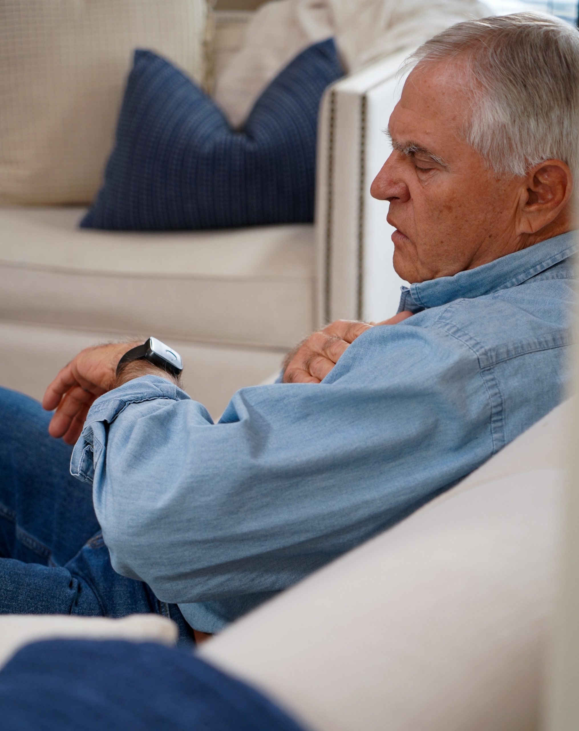 Why Seniors Prefer a Wrist-Worn Medical Alert Over a Pendant